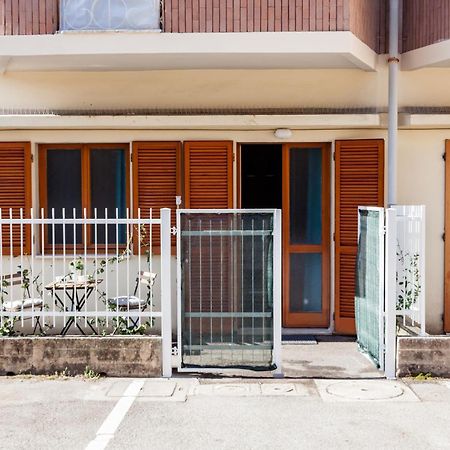 Open The Classic Wooden Shutters At A Cozy City Nest Florence Luaran gambar
