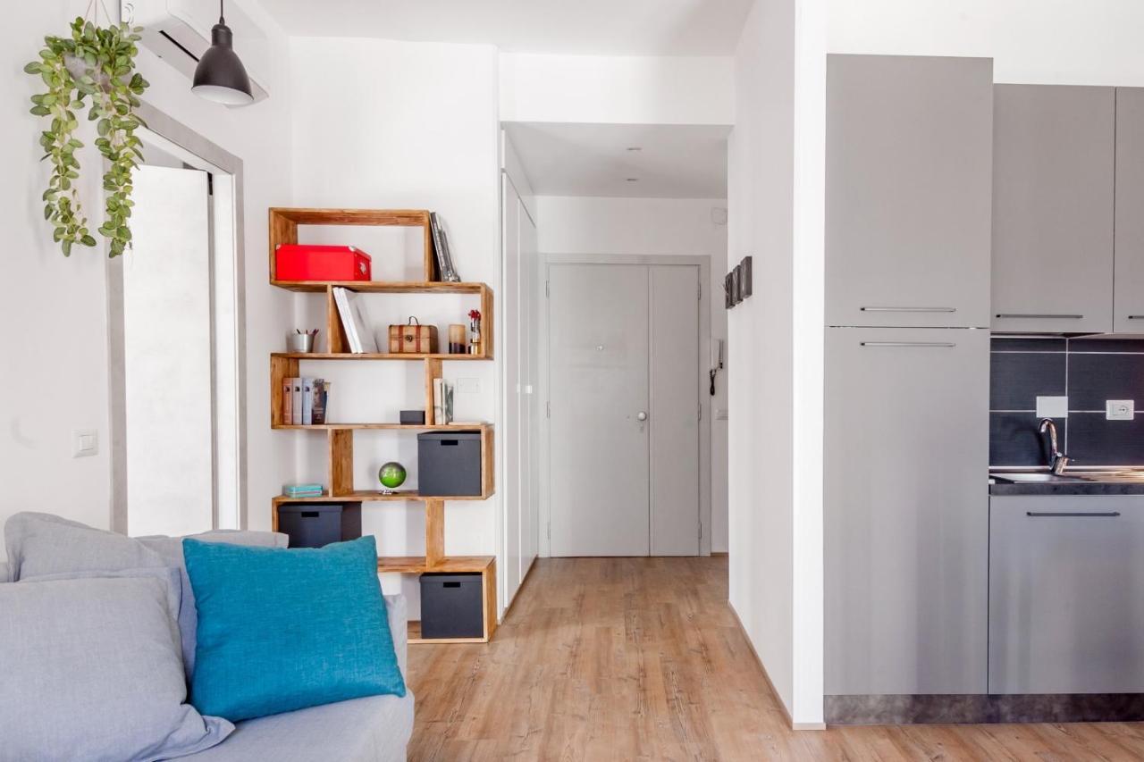 Open The Classic Wooden Shutters At A Cozy City Nest Florence Luaran gambar
