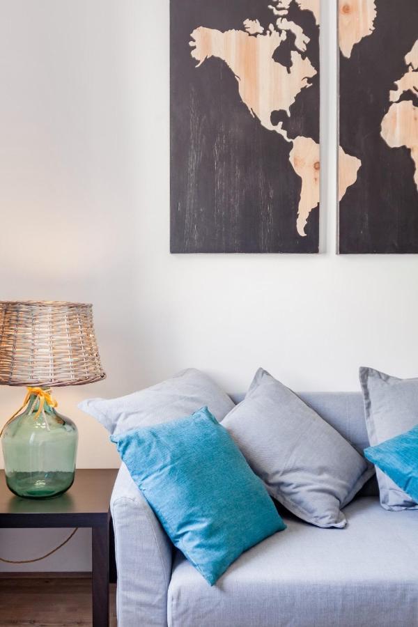 Open The Classic Wooden Shutters At A Cozy City Nest Florence Luaran gambar