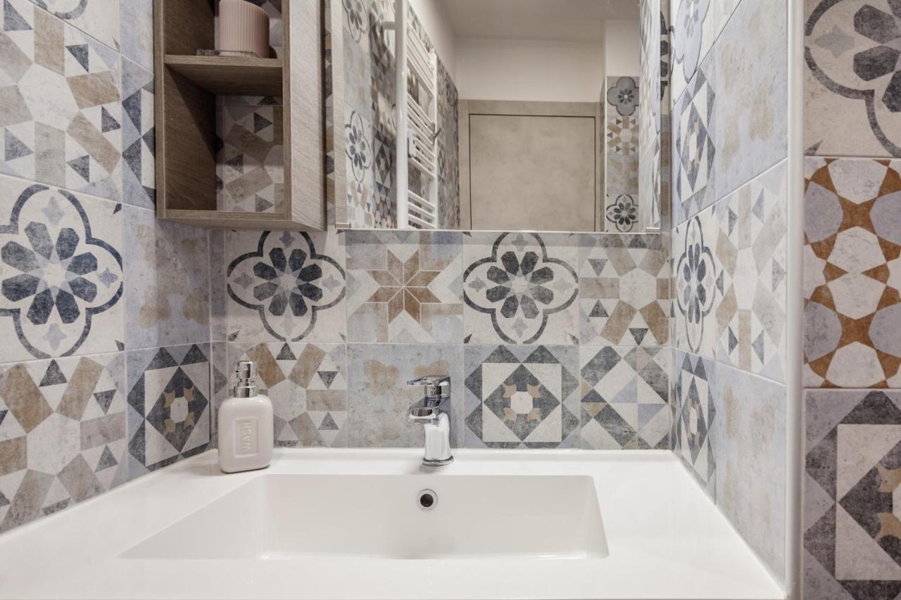 Open The Classic Wooden Shutters At A Cozy City Nest Florence Luaran gambar