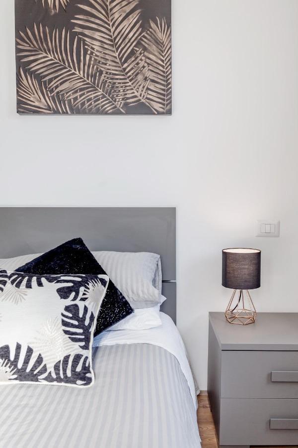 Open The Classic Wooden Shutters At A Cozy City Nest Florence Luaran gambar