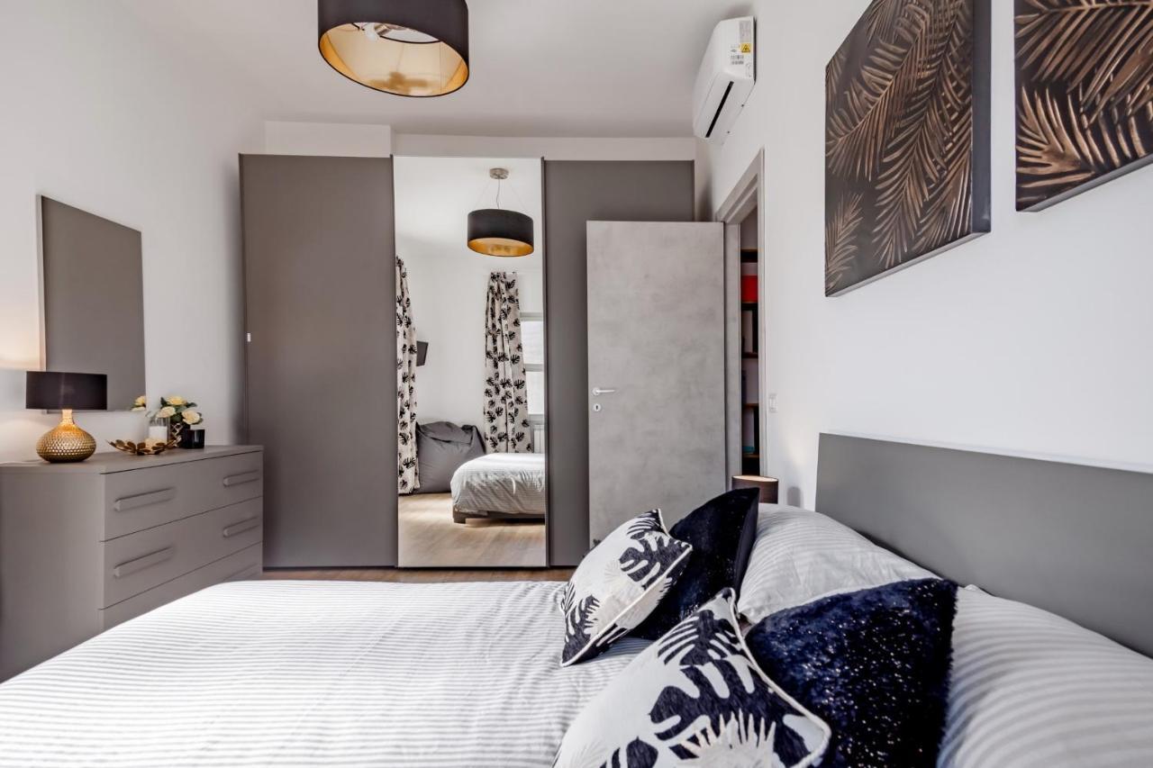 Open The Classic Wooden Shutters At A Cozy City Nest Florence Luaran gambar