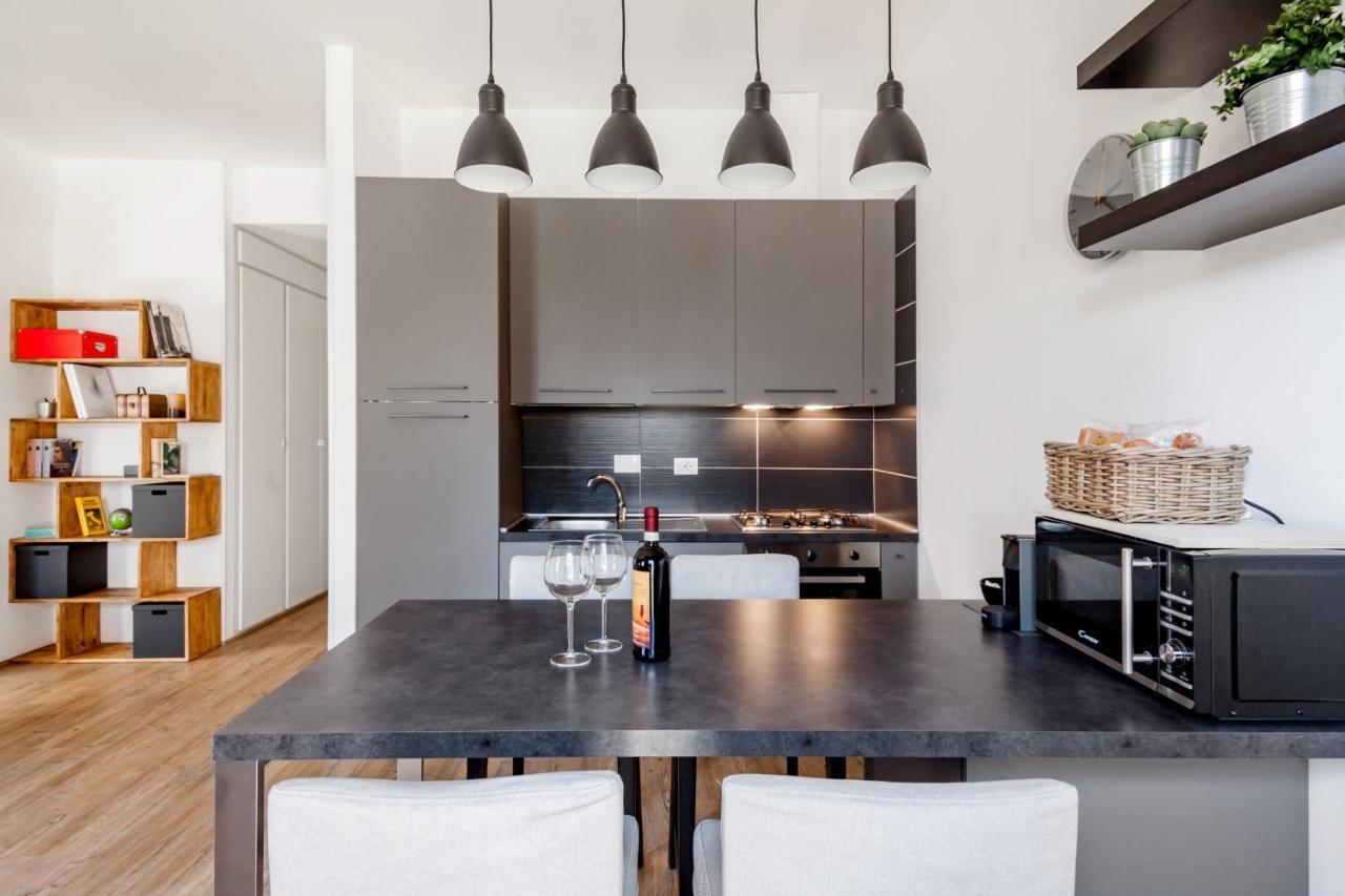 Open The Classic Wooden Shutters At A Cozy City Nest Florence Luaran gambar