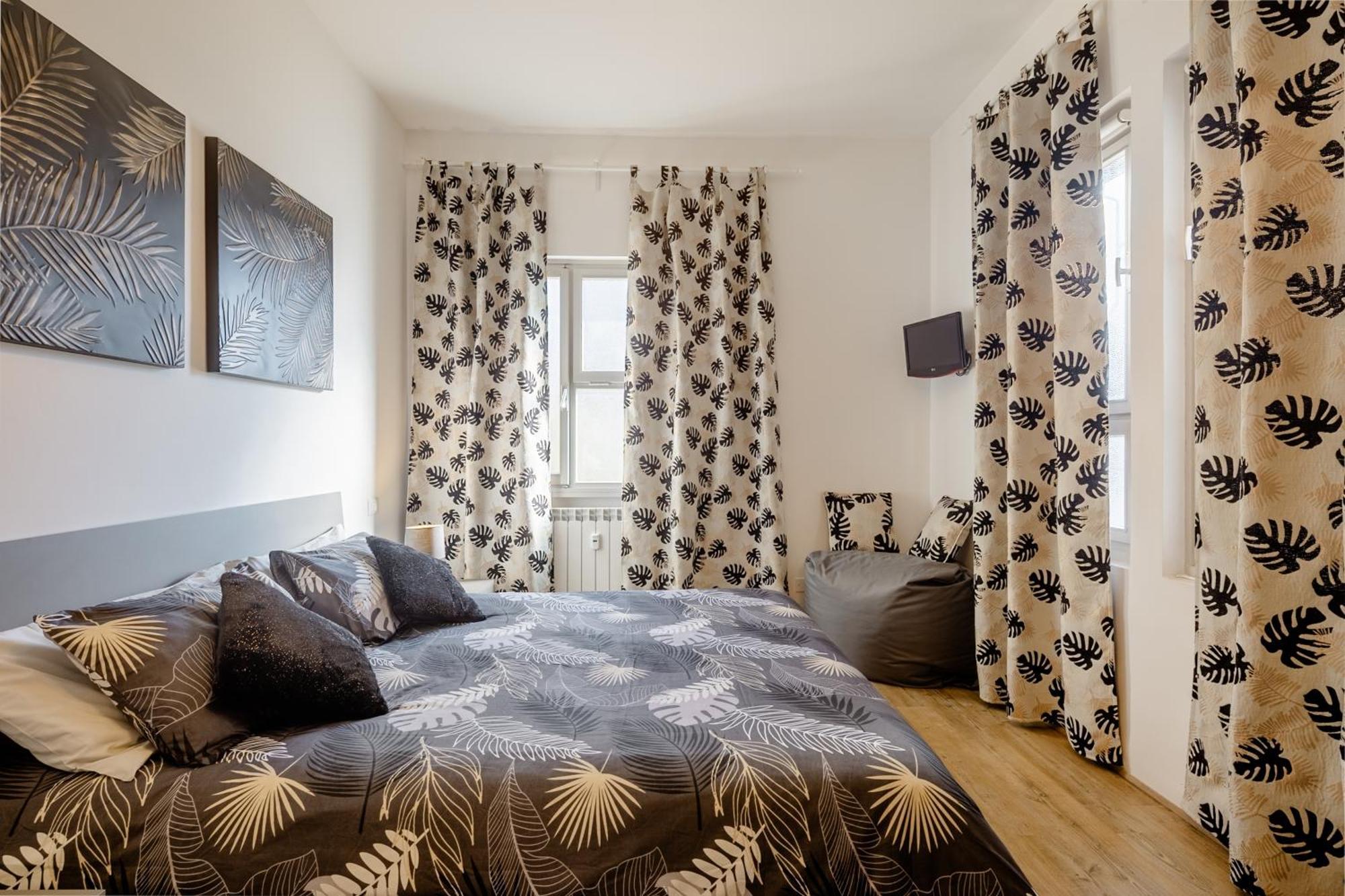 Open The Classic Wooden Shutters At A Cozy City Nest Florence Luaran gambar