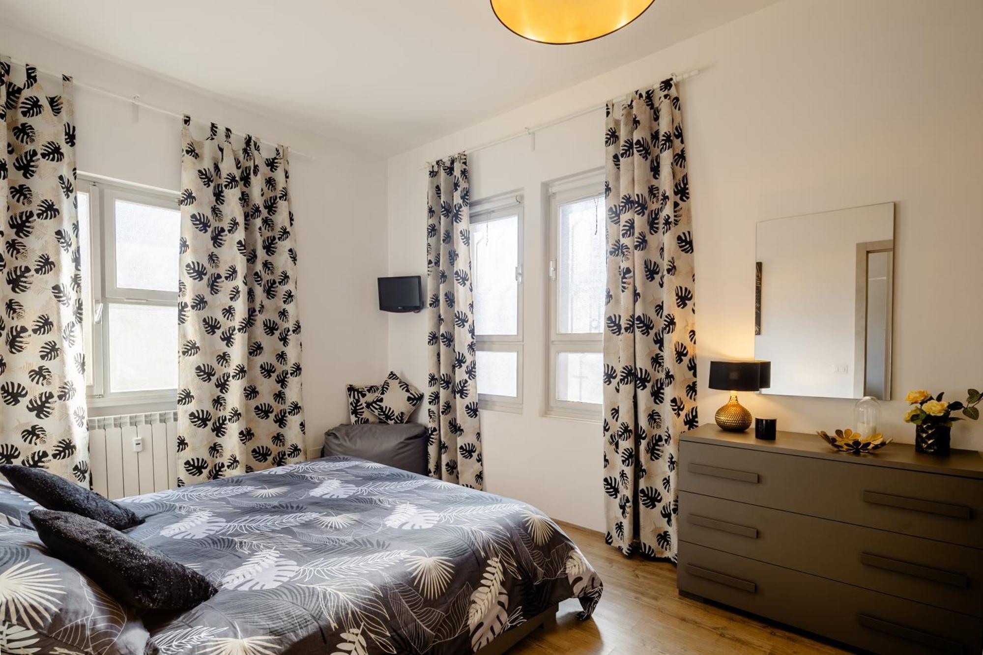 Open The Classic Wooden Shutters At A Cozy City Nest Florence Luaran gambar