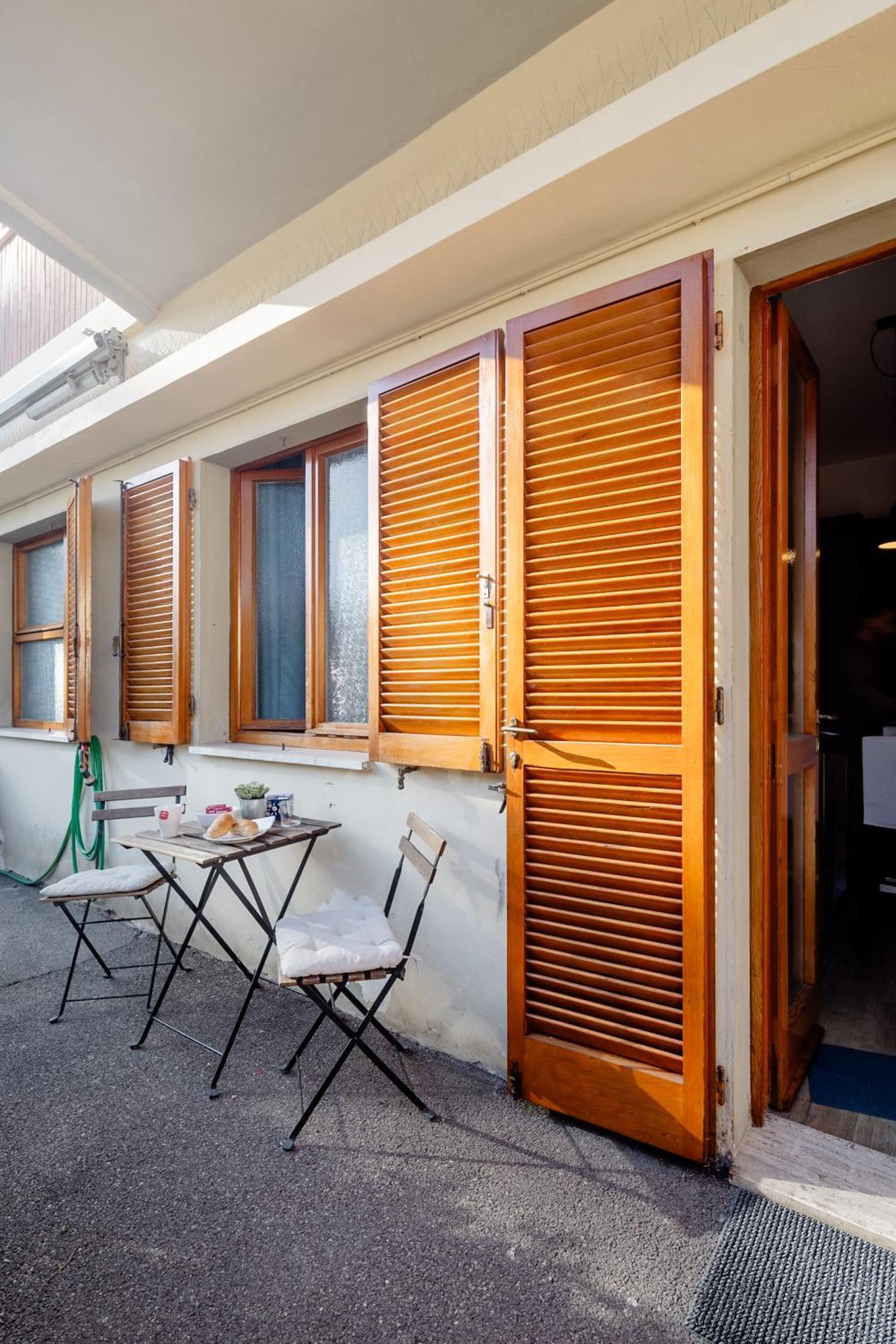 Open The Classic Wooden Shutters At A Cozy City Nest Florence Luaran gambar