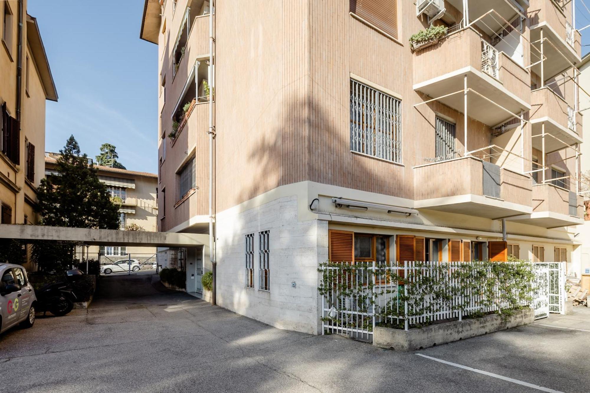 Open The Classic Wooden Shutters At A Cozy City Nest Florence Luaran gambar