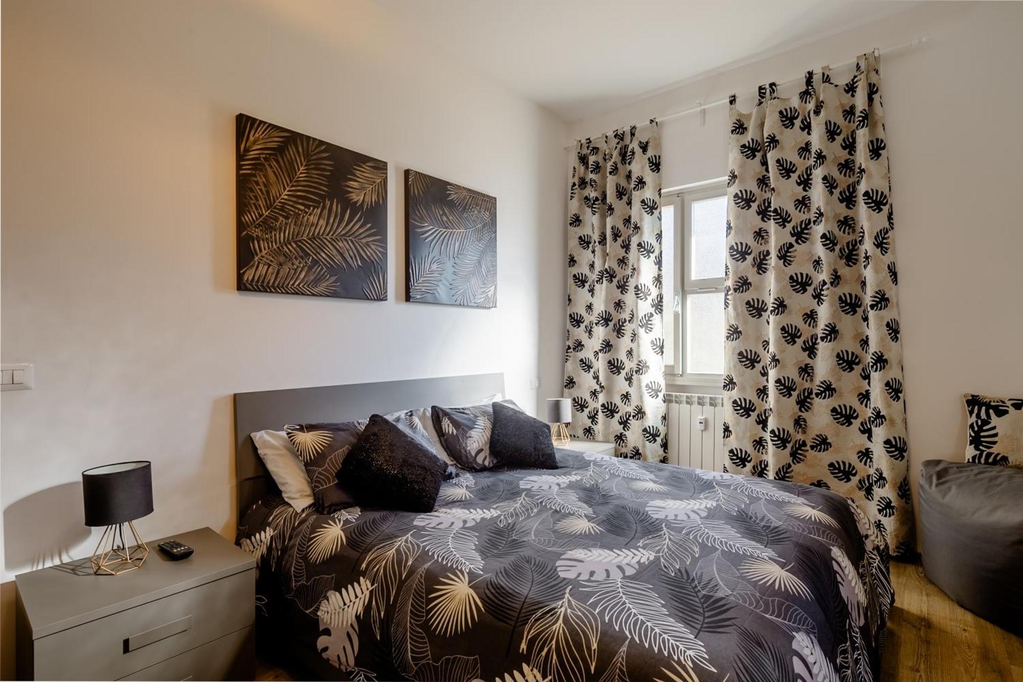 Open The Classic Wooden Shutters At A Cozy City Nest Florence Luaran gambar