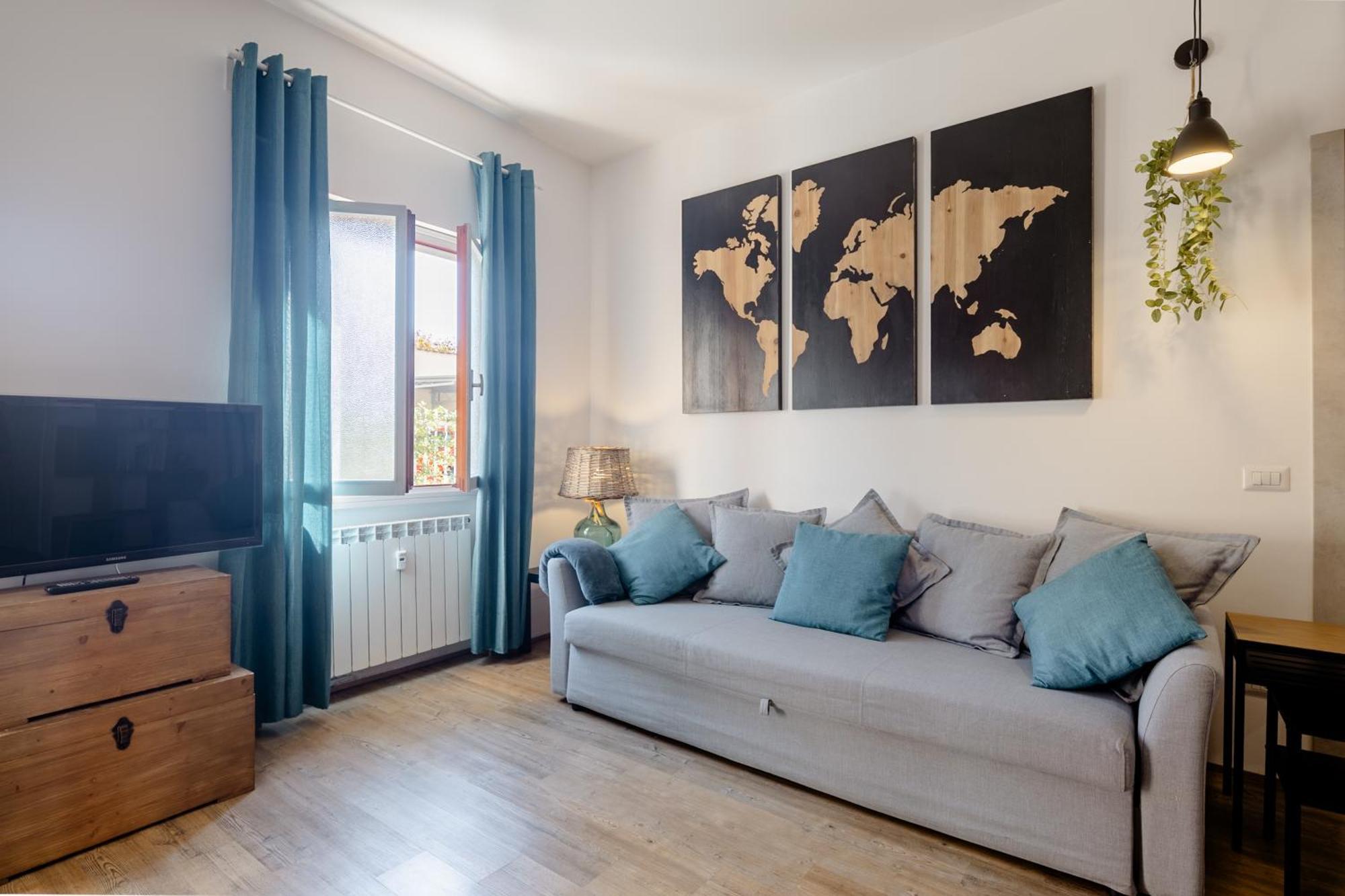 Open The Classic Wooden Shutters At A Cozy City Nest Florence Luaran gambar