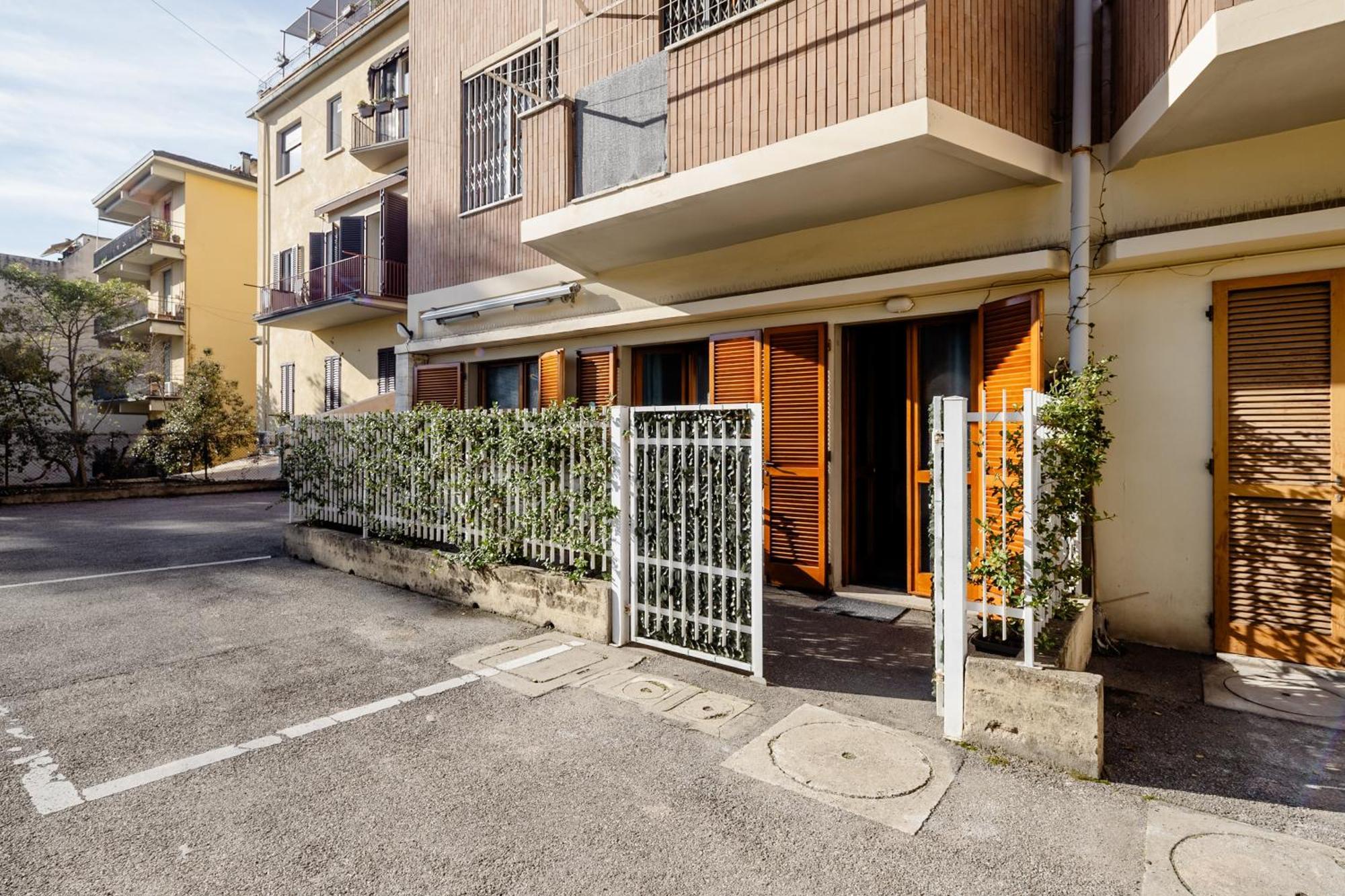 Open The Classic Wooden Shutters At A Cozy City Nest Florence Luaran gambar