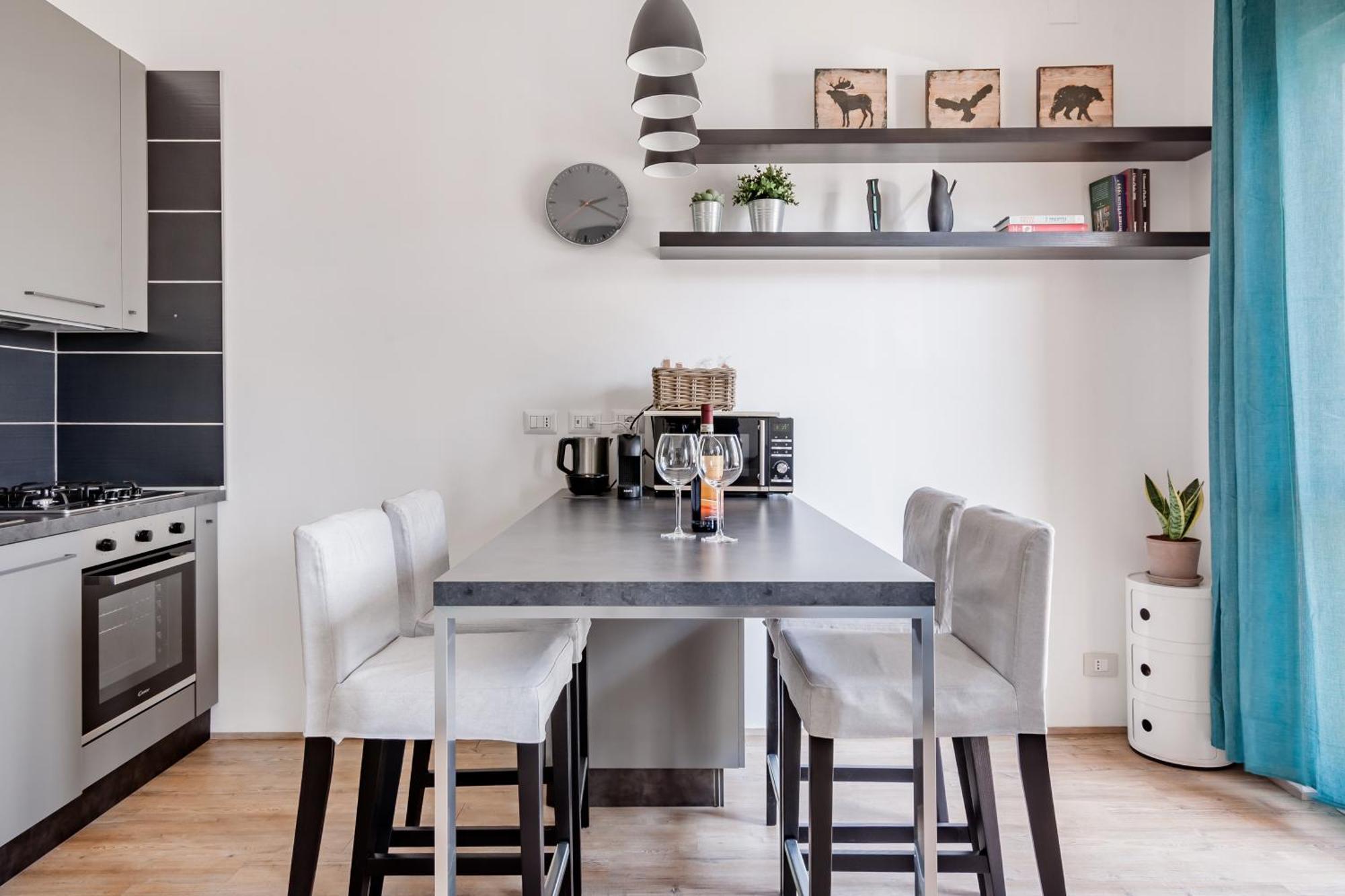 Open The Classic Wooden Shutters At A Cozy City Nest Florence Luaran gambar