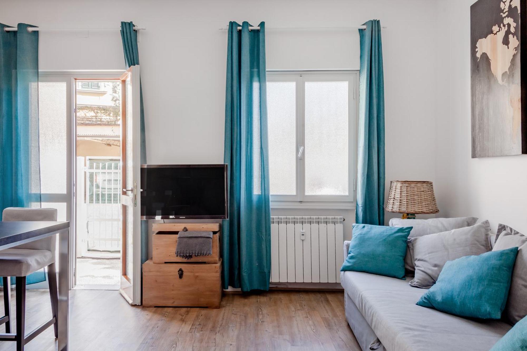 Open The Classic Wooden Shutters At A Cozy City Nest Florence Luaran gambar