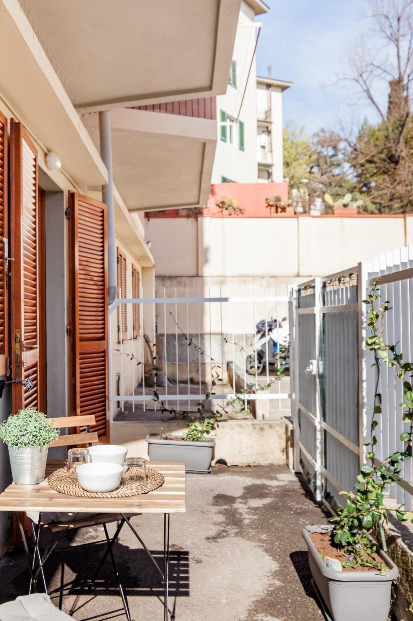 Open The Classic Wooden Shutters At A Cozy City Nest Florence Luaran gambar