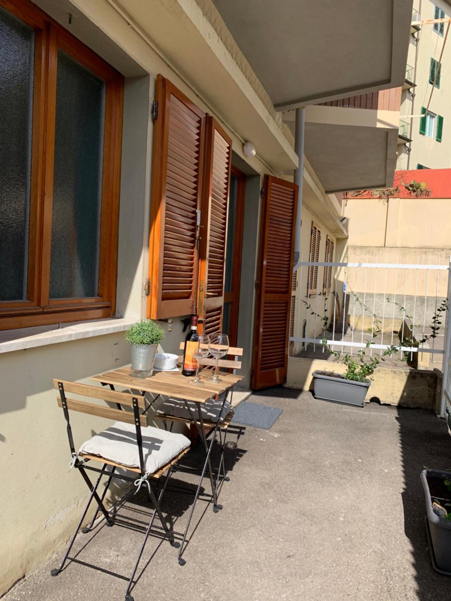 Open The Classic Wooden Shutters At A Cozy City Nest Florence Luaran gambar