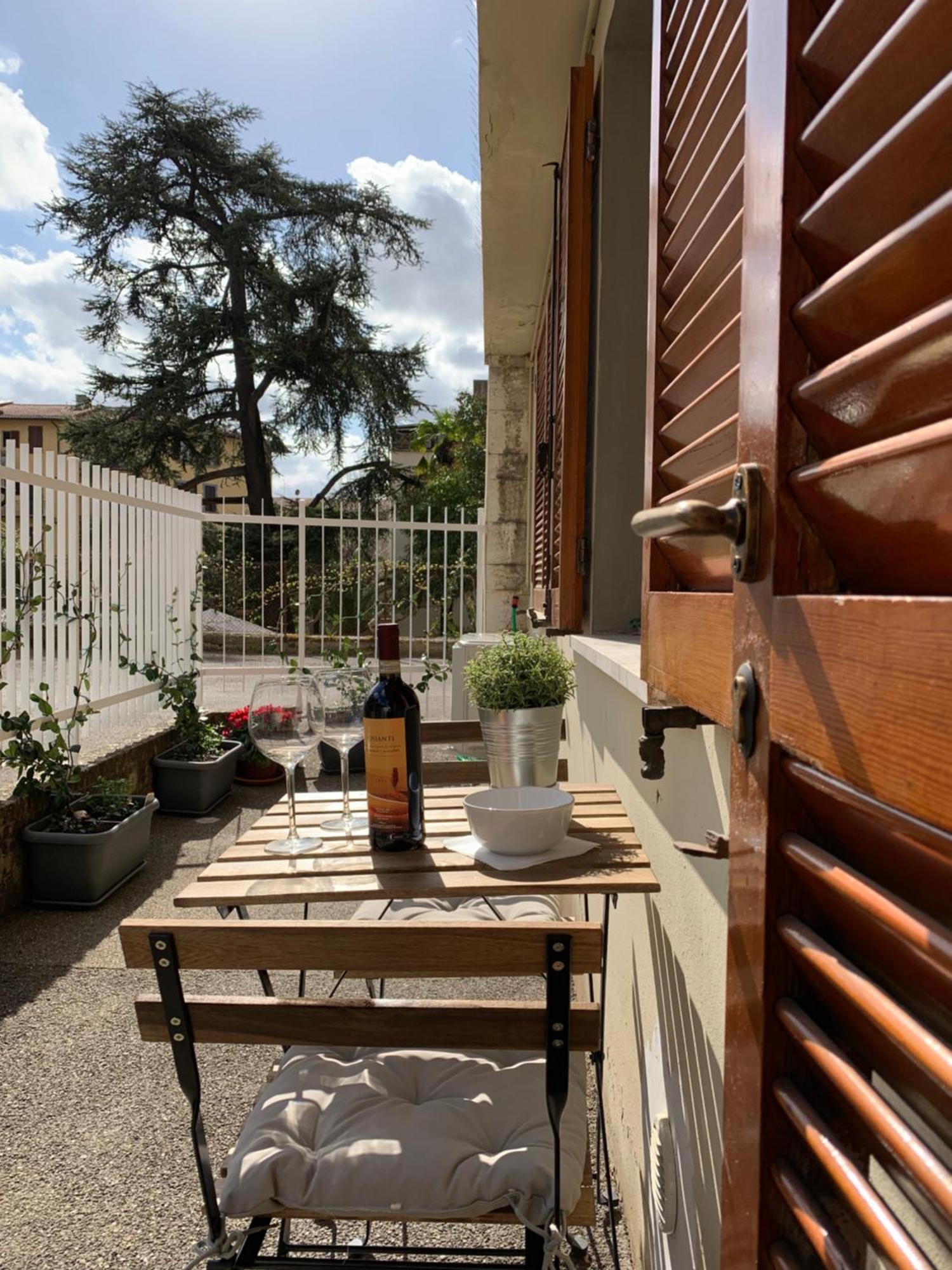Open The Classic Wooden Shutters At A Cozy City Nest Florence Luaran gambar