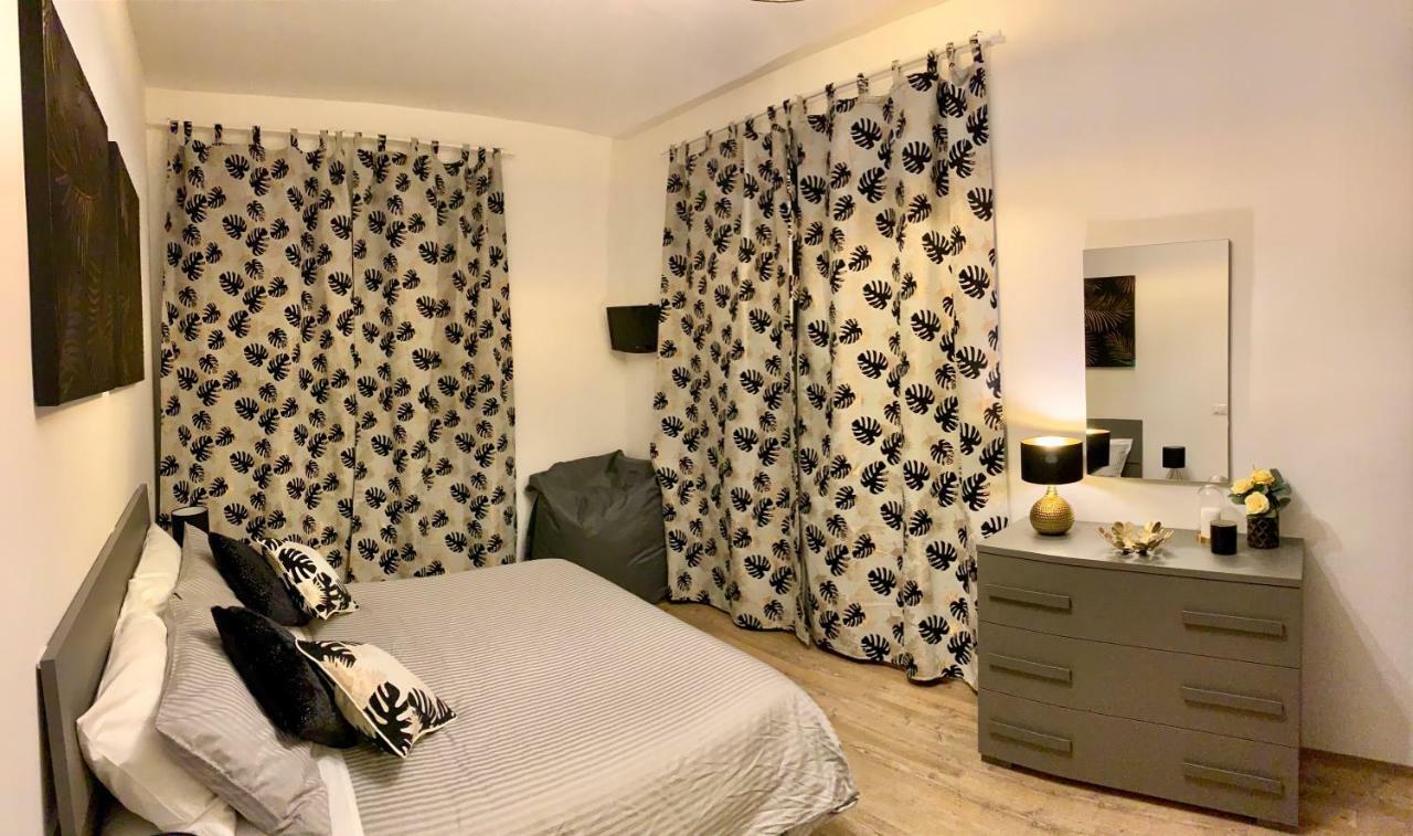 Open The Classic Wooden Shutters At A Cozy City Nest Florence Luaran gambar
