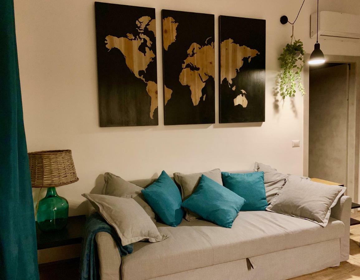 Open The Classic Wooden Shutters At A Cozy City Nest Florence Luaran gambar