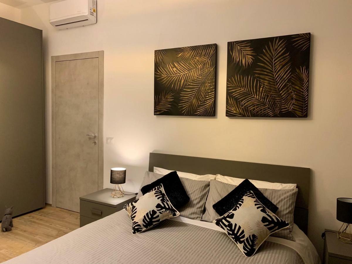 Open The Classic Wooden Shutters At A Cozy City Nest Florence Luaran gambar