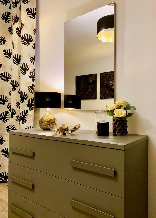 Open The Classic Wooden Shutters At A Cozy City Nest Florence Luaran gambar