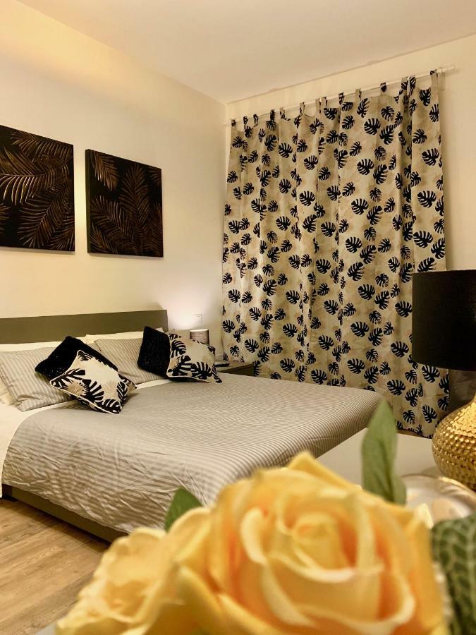 Open The Classic Wooden Shutters At A Cozy City Nest Florence Luaran gambar