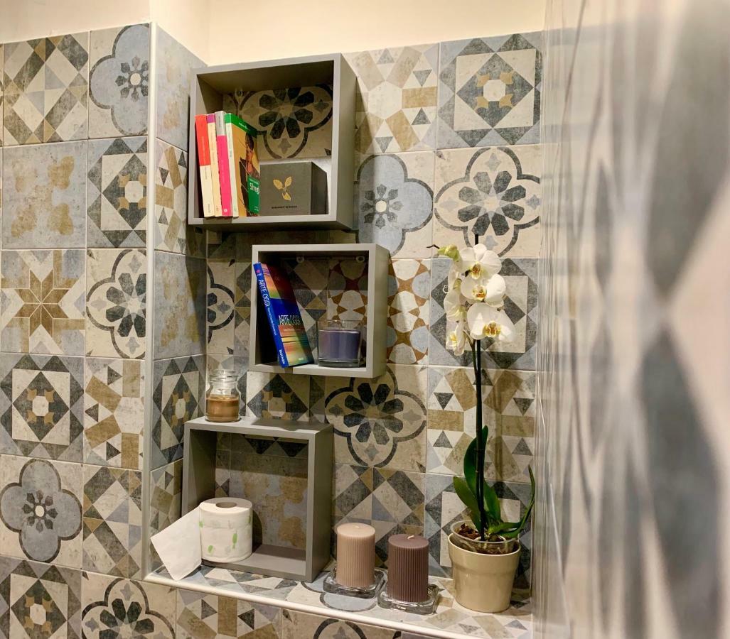 Open The Classic Wooden Shutters At A Cozy City Nest Florence Luaran gambar
