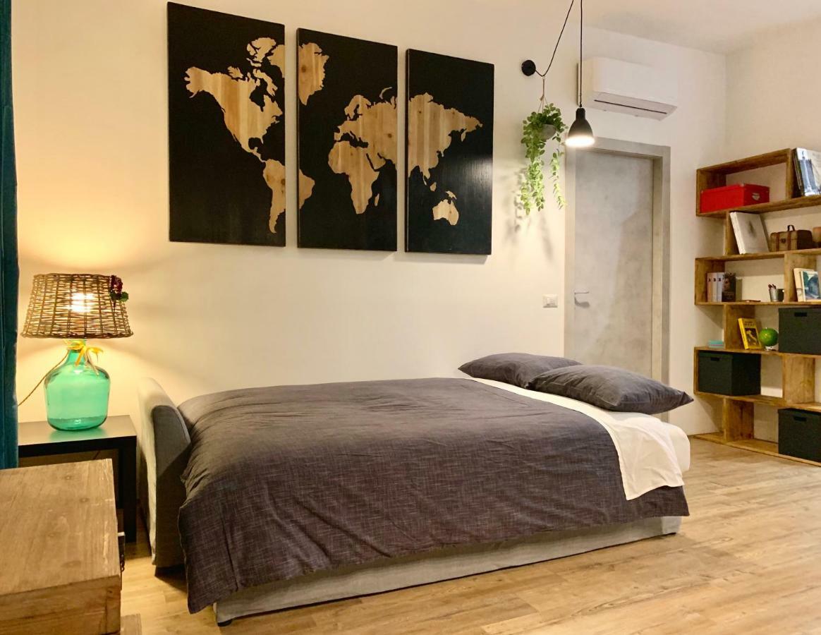 Open The Classic Wooden Shutters At A Cozy City Nest Florence Luaran gambar