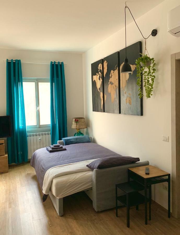 Open The Classic Wooden Shutters At A Cozy City Nest Florence Luaran gambar