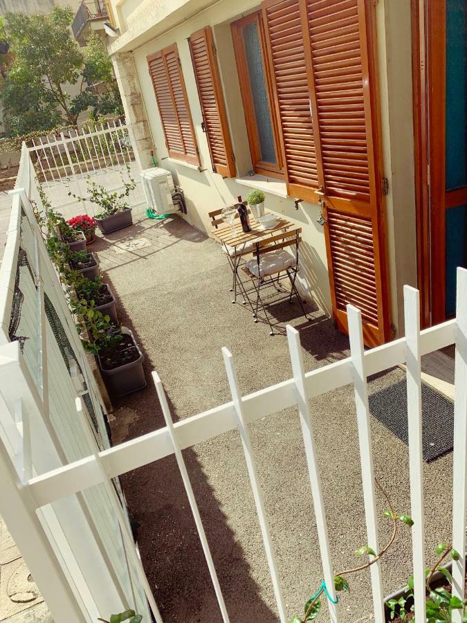 Open The Classic Wooden Shutters At A Cozy City Nest Florence Luaran gambar