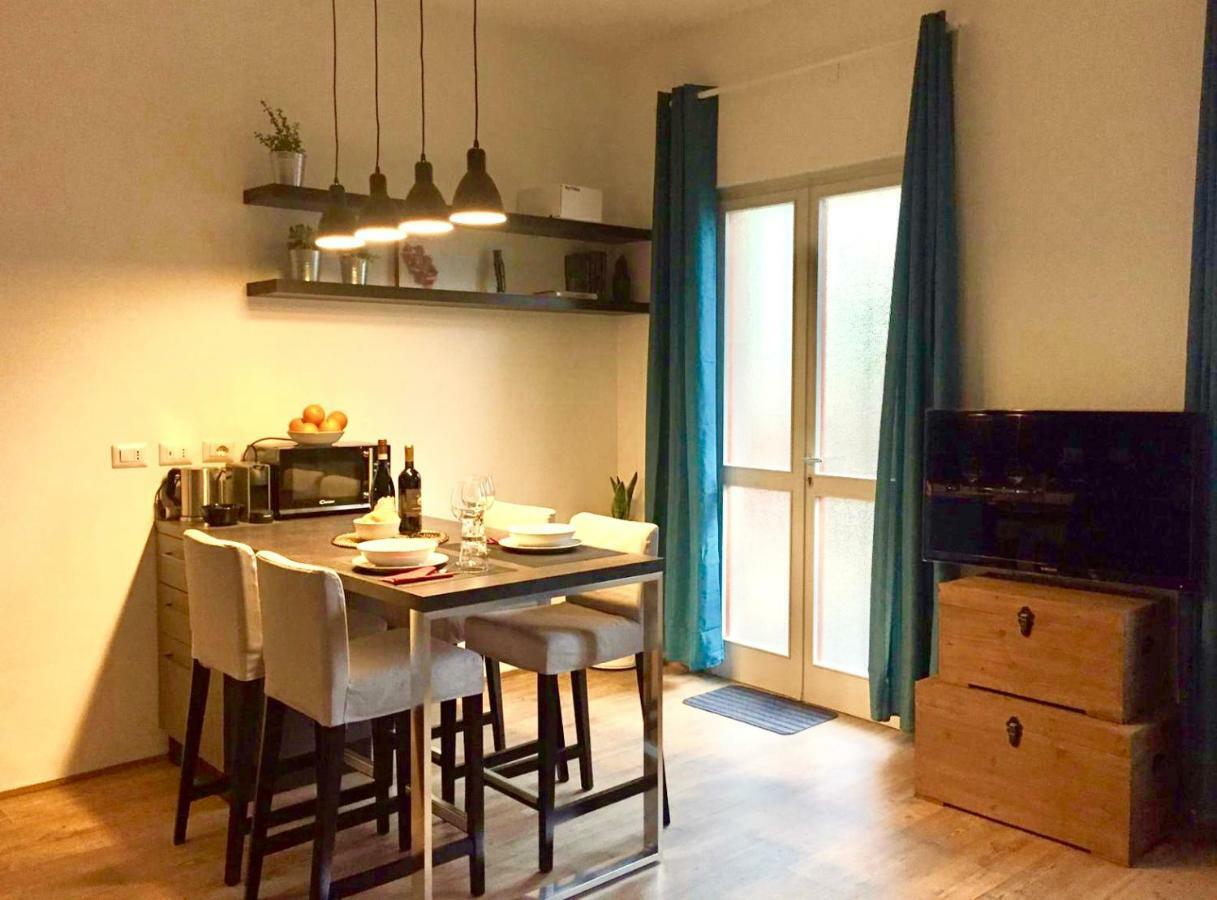 Open The Classic Wooden Shutters At A Cozy City Nest Florence Luaran gambar