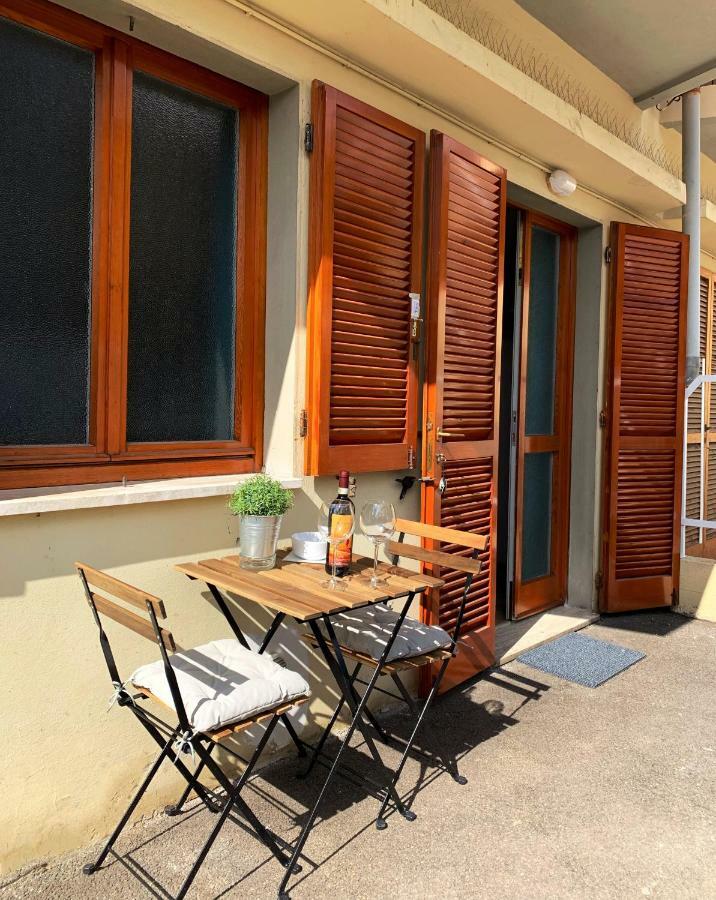 Open The Classic Wooden Shutters At A Cozy City Nest Florence Luaran gambar