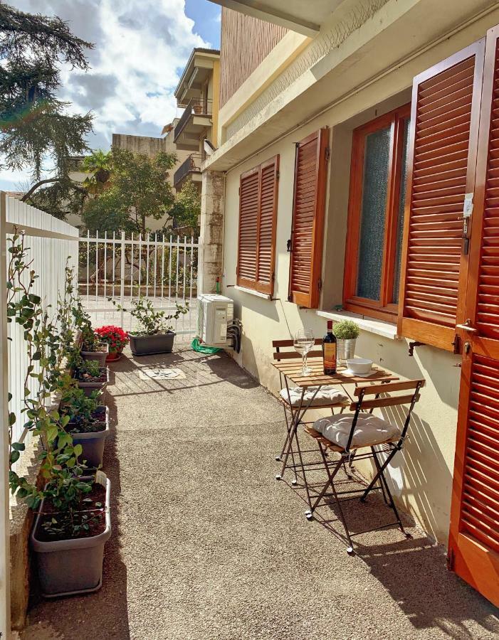 Open The Classic Wooden Shutters At A Cozy City Nest Florence Luaran gambar
